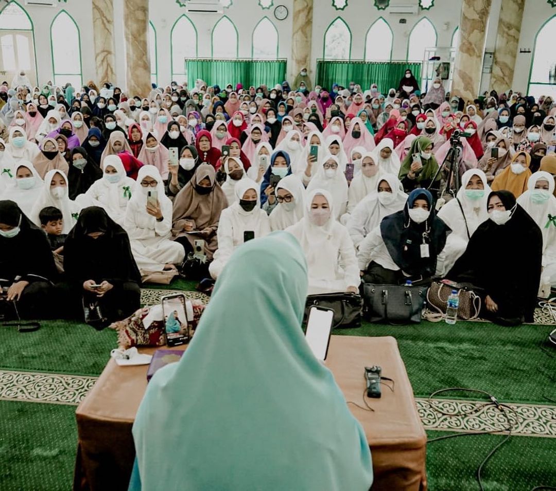 Setelah 2 Tahun Vakum, Ustadzah Oki Setiana Dewi Kembali Lakukan Safari Dakwah