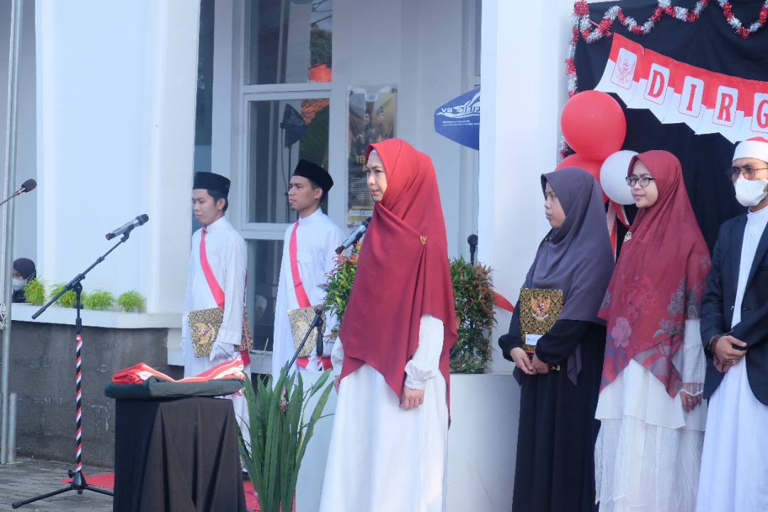 Jadi Pembina Upacara di Pesantren, Ini Amanah Ustadzah Oki Setiana Dewi