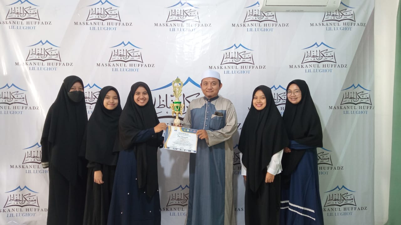 Kalahkan Mahasiswa Se-ASEAN, Pengurus Maskanul Huffadz Juara I Lomba Bahasa Arab