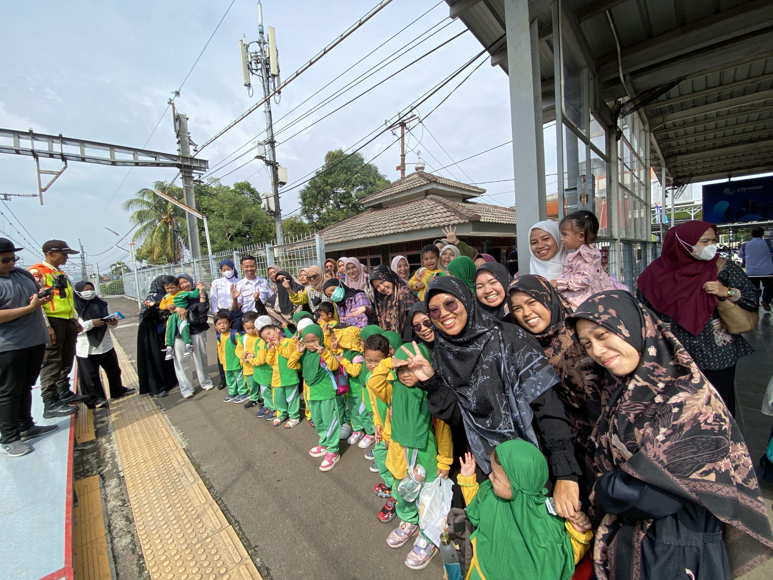 Mengenal Transportasi Umum, Santri PaudQu Maffaz Adakan Kegiatan Field Trip