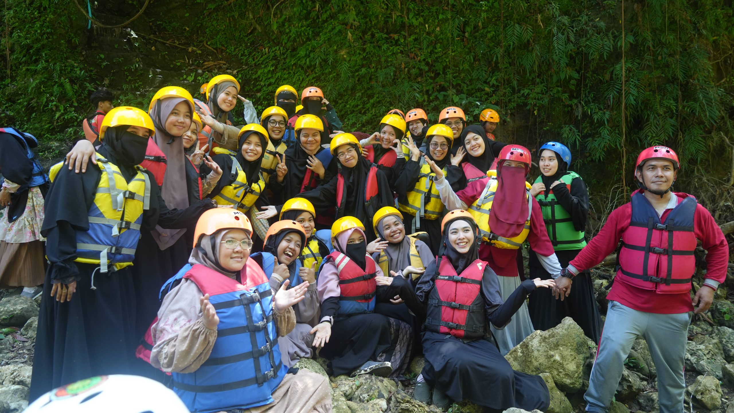 Keluarga Maskanul Huffadz Jelajahi Pangandaran Pada Family Gathering 2024, Part II