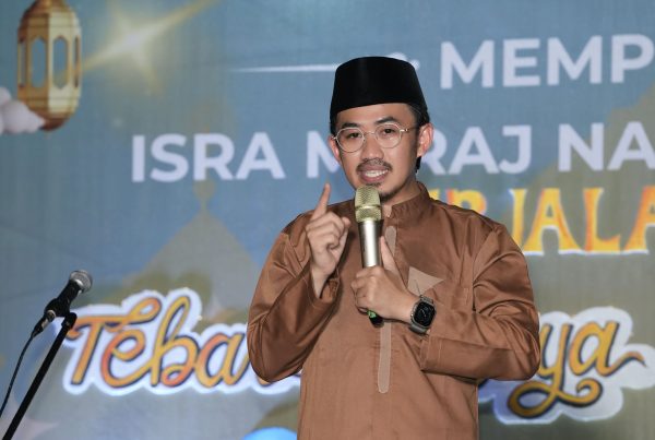 ustadz Syam menjadi pemateri dalam kegiatan Isra' Mi'raj