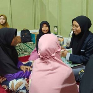 santri ikut pengabdian masyarakat dengan mengajar ngaji di lapak pemulung