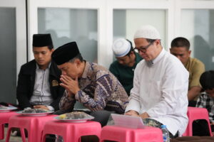 abi makki mengantarkan ponakan dalam penyambutan santri baru 