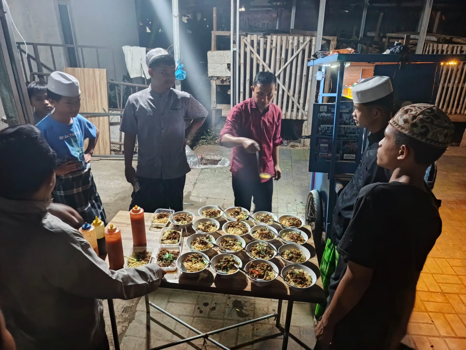 Penjual Mie Ayam Umroh Berkat Sedekah Untuk Para Hafidz
