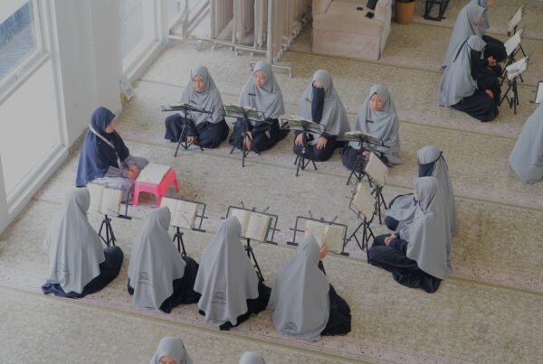 peran guru qur'an dalam membimbing santri hingga mencetak ribuan lulusuan