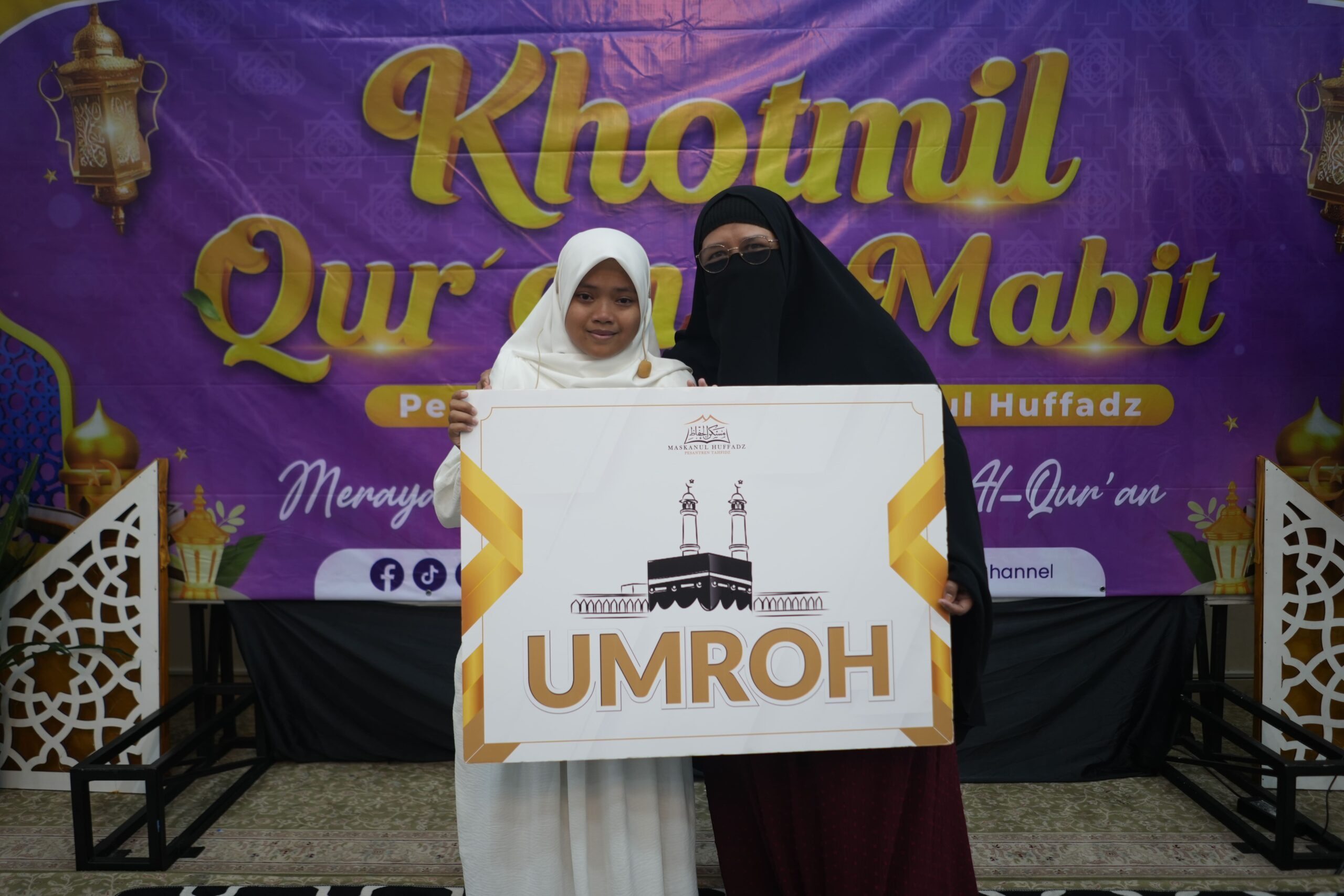 hadiah umroh untuk santri khatam